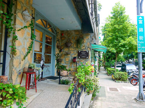 ถนนฟู่จิน ตึกไม้ร่มรื่น